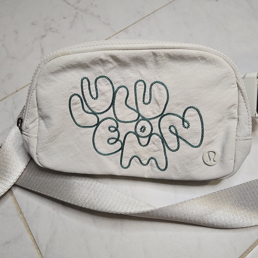 Lululemon Everywhere Belt Bag 1L Embroidery in Bone / Cascadia Green